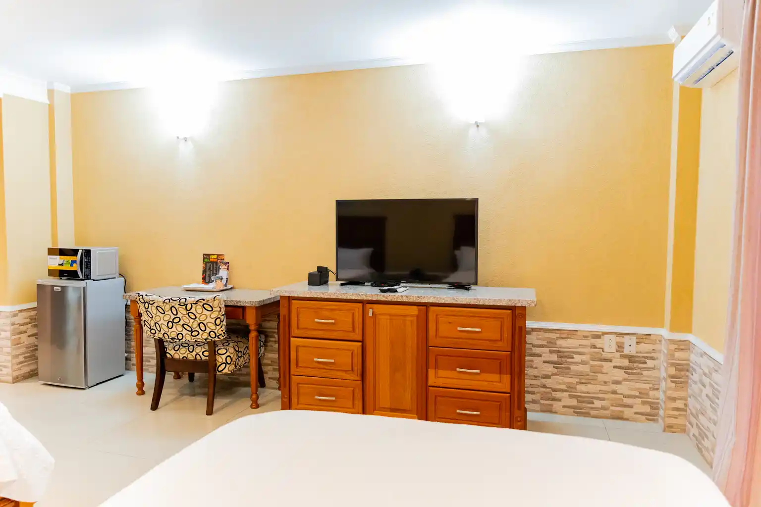 Desk and TV in a guest room